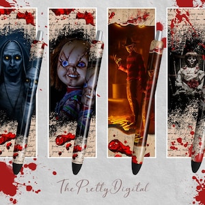Puede incluir: Cuatro bolígrafos negros con diferentes personajes de películas de terror. Los bolígrafos están sobre un fondo blanco con salpicaduras de sangre roja. Los personajes son una monja, una muñeca, Freddy Krueger y un niño con un cuchillo.