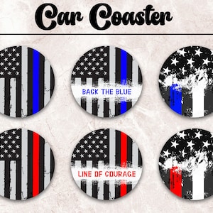 Puede incluir: Seis posavasos redondos con un diseño de bandera estadounidense. Los posavasos presentan un aspecto desgastado con una línea azul fina, una línea roja fina y un diseño desgastado en blanco y negro. El texto "Back the Blue" y "Line of Courage" está impreso en dos de los posavasos.