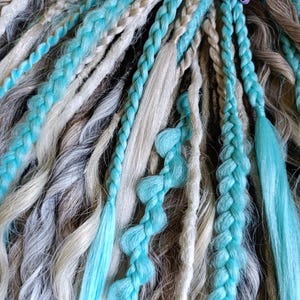 Rastas rizadas de platino sintético de doble punta con trenzas turquesas/rastas rizadas de sal y pimienta con trenzas rubias cenizas/cabello hecho a mano