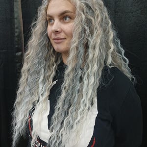 Witchy zilverblonde krullende dreadlocks, peper en zout ombre hairextensions