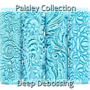 Könnte beinhalten: Vier hellblaue Prägerollen mit aufwendigen Paisley-Designs. Die zylindrischen Rollen weisen florale und wirbelnde Muster auf. Der Text "Paisley Collection" und "Deep Debossing" ist auf dem Bild zu sehen.