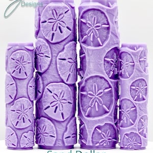 Pode incluir: Conjunto de quatro rolos texturizados roxos com um design de dólar de areia. Os rolos são de tamanhos diferentes e são usados para criar um efeito texturizado nas superfícies.