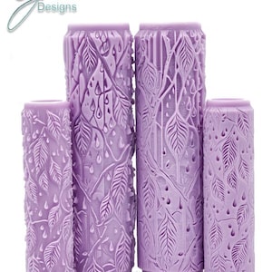 Könnte beinhalten: Vier violette Gummifarbenrollen mit einem Regenwald-Blatt- und Regentropfen-Design. Regenwald-Intricate-Textur.