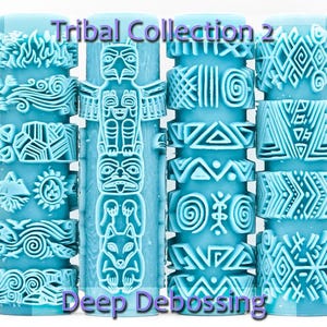 Puede incluir: Cuatro rodillos cilíndricos de color azul claro con patrones profundamente grabados, incluyendo un tótem, formas geométricas, espirales y motivos naturales. El texto "Tribal Collection 2" y "Deep Debossing" aparece sobre estas herramientas.