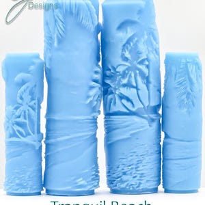 以下が含まれることがあります： ビーチをテーマにした、水色の円筒形のキャンドル4本。ヤシの木と波のデザインが特徴です。「Tranquil Beach Deep Texture」の文字が下部にあります。キャンドルの高さは様々です。