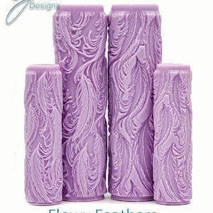 Puede incluir: Conjunto de cuatro rodillos texturizados de color morado con un diseño de plumas. Los rodillos son de diferentes tamaños y se utilizan para crear patrones en pintura o arcilla.