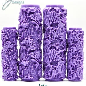 Puede incluir: Un conjunto de cinco rodillos morados Iris UltraDeep Texture. Los rodillos son cilíndricos con un detallado patrón floral. La imagen incluye el texto "Iris" y "UltraDeep Texture" en verde.