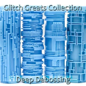 Op de afbeelding: Vier blauwe verfrollers met verschillende geometrische patronen. De rollers zijn gelabeld "Glitch Greats Collection" en "Deep Debossing".