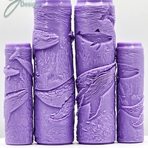 Może przedstawiać: Cztery fioletowe wałki do ciasta z misternym wzorem wieloryba. Wałki do ciasta są różnych rozmiarów i mają fakturowaną powierzchnię. Tekst "Whales Intricate Texture" jest nadrukowany pod wałkami do ciasta.