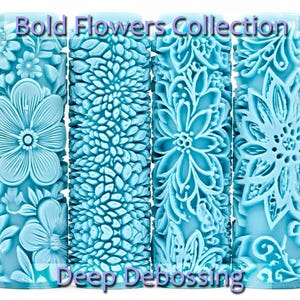 Peut inclure: Quatre rouleaux turquoise avec des motifs floraux. Les rouleaux sont gaufrés de différents motifs floraux. Le texte "Bold Flowers Collection" et "Deep Debossing" sont visibles sur l'image.