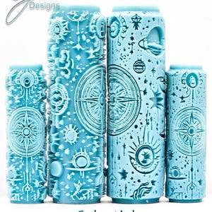 Puede incluir: Un conjunto de herramientas cilíndricas de color azul claro con diseños celestiales, incluyendo brújulas, soles y estrellas. Las herramientas están etiquetadas como "Celestial Deep Impression" y presentan patrones intrincados en relieve. El logotipo "G Designs" está en la esquina superior izquierda.