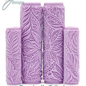 Puede incluir: Cinco herramientas cilíndricas de color lavanda con intrincados patrones tribales en relieve. Los diseños incluyen hojas y motivos florales. El texto en la parte inferior dice "Tropically Tribal Intricate Texture."