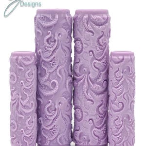 Op de afbeelding: Set van vier paarse deegrollers met een ingewikkeld octopus-ontwerp.  Octopus Intricate Texture.