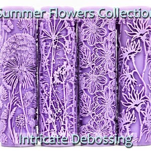 Könnte beinhalten: Vier zylindrische, lila Walzen mit aufwendigen Blumenmustern. Die Walzen weisen geprägte Muster von Löwenzahn, Wildblumen und anderen Sommerblüten auf. Der Text auf dem Bild lautet "Summer Flowers Collection" und "Intricate Debossing."