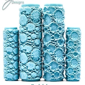 Peut inclure: Ensemble de trois mugs en céramique avec une finition mate et mouchetée. Les mugs sont de couleur crème, gris clair et gris foncé. Chaque mug a un design simple et minimaliste avec une anse arrondie.