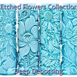 Könnte beinhalten: Vier hellblaue Walzen mit geätzten Blumendesigns. Die zylindrischen Walzen weisen detaillierte Schnitzereien verschiedener Blumen und Blätter auf. Der Text "Etched Flowers Collection" und "Deep Debossing" ist sichtbar.