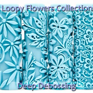 Könnte beinhalten: Vier hellblaue Walzen mit floralen Designs. Die Walzen haben eine geprägte Oberfläche mit verschiedenen Blumen- und Blättermustern. Der Text "Loopy Flowers Collection" und "Deep Debossing" ist sichtbar.