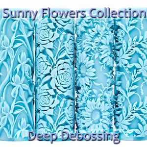 Peut inclure: Quatre rouleaux à pâtisserie bleu clair avec des motifs floraux. Les rouleaux présentent des motifs en relief détaillés de diverses fleurs et de feuillages. Le texte "Sunny Flowers Collection" et "Deep Debossing" est visible.