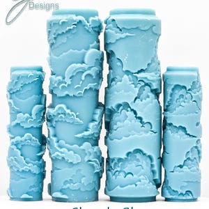 Può includere: Un set di tre ciotole in ceramica ad incastro nei toni del blu, verde e bianco. Le ciotole presentano una smaltatura maculata e un design semplice. La ciotola più grande ha un diametro di circa 18 cm.