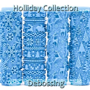 以下が含まれることがあります： 異なるホリデーをテーマにしたデザインの青い麺棒が4つあります。デザインには、雪片、冬の模様、トナカイ、松の木が含まれています。画像には「Holiday Collection」と「Debossing」のテキストが表示されています。