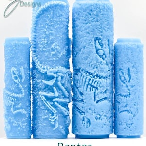 Puede incluir: Cuatro objetos cilíndricos de color azul claro con una superficie texturizada, cada uno con un diseño diferente de esqueleto de raptor. El texto "Raptor Deep Texture" está en la parte inferior. Los objetos son de diferentes alturas.