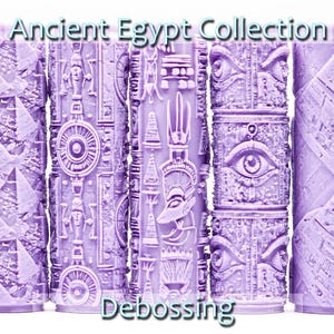 Puede incluir: Colección de cinco rodillos de debossing lavanda con diseños del Antiguo Egipto. Los rodillos presentan patrones detallados de pirámides, ojos y jeroglíficos. El texto "Ancient Egypt Collection" y "Debossing" se muestra en la imagen.