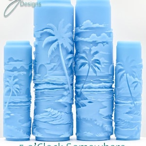 Peut inclure: Quatre rouleaux de peinture bleus avec un motif de plage tropicale. Les rouleaux sont de tailles différentes et ont une texture profonde. Le texte "5 o'Clock Somewhere Deep Texture" est imprimé sous les rouleaux.