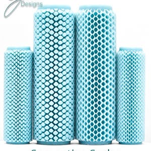 Puede incluir: Cuatro rodillos cilíndricos de color azul claro con un patrón texturizado de escamas de serpiente. Los rodillos están dispuestos en fila, con dos más altos en el centro y dos más cortos a los lados. El texto G Designs y Serpentine Scales Deep Impression es visible.