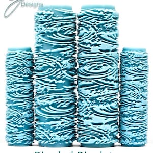 Peut inclure: Cinq rouleaux de peinture turquoise texturés avec un motif de volutes ondulées pour des impressions profondes. Le texte "Rippled Ringlets Deep Impression" est au bas de l'image. Le logo "GJ Designs" est dans le coin supérieur gauche.