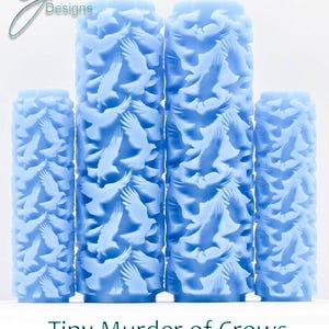 Peut inclure: Quatre objets cylindriques bleu clair avec un motif répété d'oiseaux en vol. Le texte "Tiny Murder of Crows Deep Texture" est en bas. Les objets sont de hauteurs variables et sont probablement destinés à l'artisanat ou à la décoration.