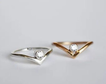 Zierlicher 14K Solid Gold Chevron Ring: Rundschliff CZ Stapelring