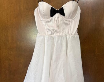 Corpiño de novia de Victoria's Secret con lazo negro.