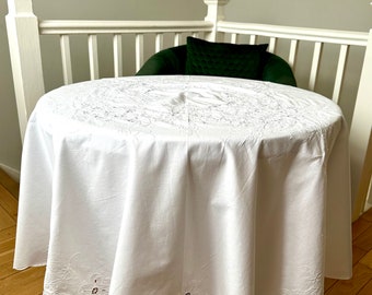 Vintage witte ronde vorm, geborduurd tafelkleed. 170 x 170 cm