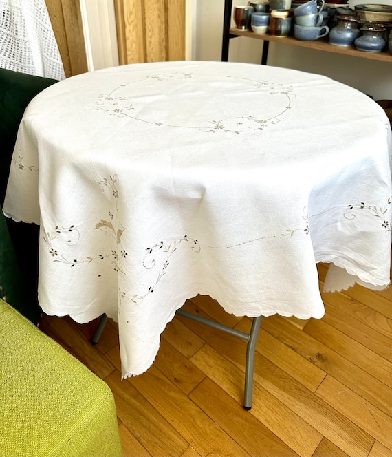 刺繍入りホワイトテーブルクロス 刺繍入りホワイトテーブルクロス クローバーの白糸刺繍が可愛い