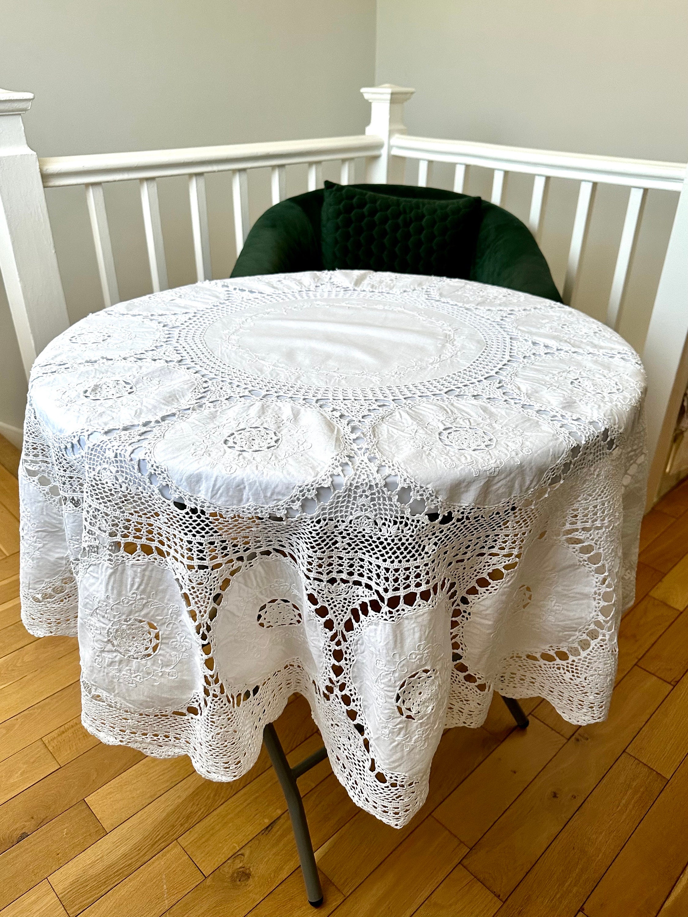 ビンテージの白い丸い形の刺繍入りテーブルクロス。手作り。手刺繍