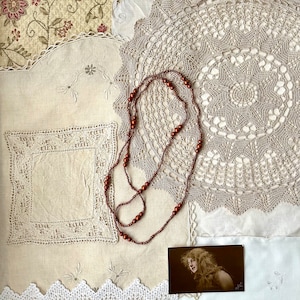 Slow Stitch Kit, boordevol vintage stoffen in romige tinten, textielbundel, versieringen en speciaal voor junk journaling