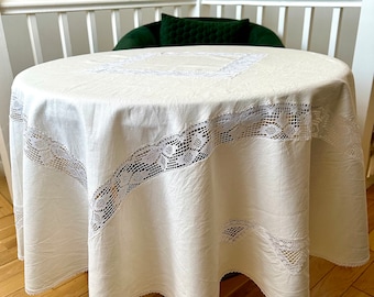 刺繍入りホワイト円形テーブルクロス　メキシコ　ビンテージ ビンテージの白い丸い形の刺繍入りテーブルクロス。手作り。手刺繍