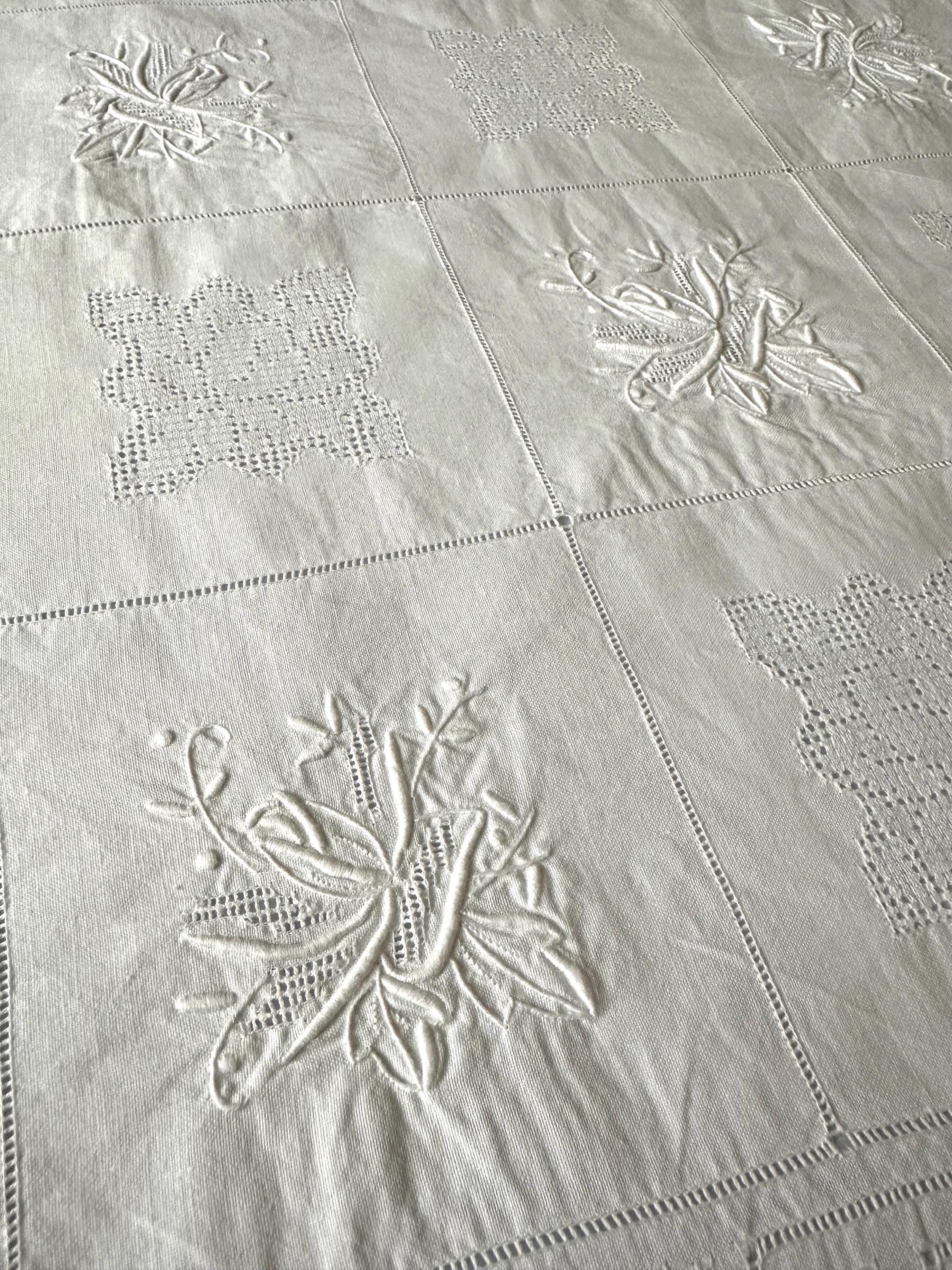 刺繍入り白いテーブルクロス　ハンドメイド　ビンテージ ヴィンテージ刺繍入りホワイトコットンティーテーブルクロス 82 cm x