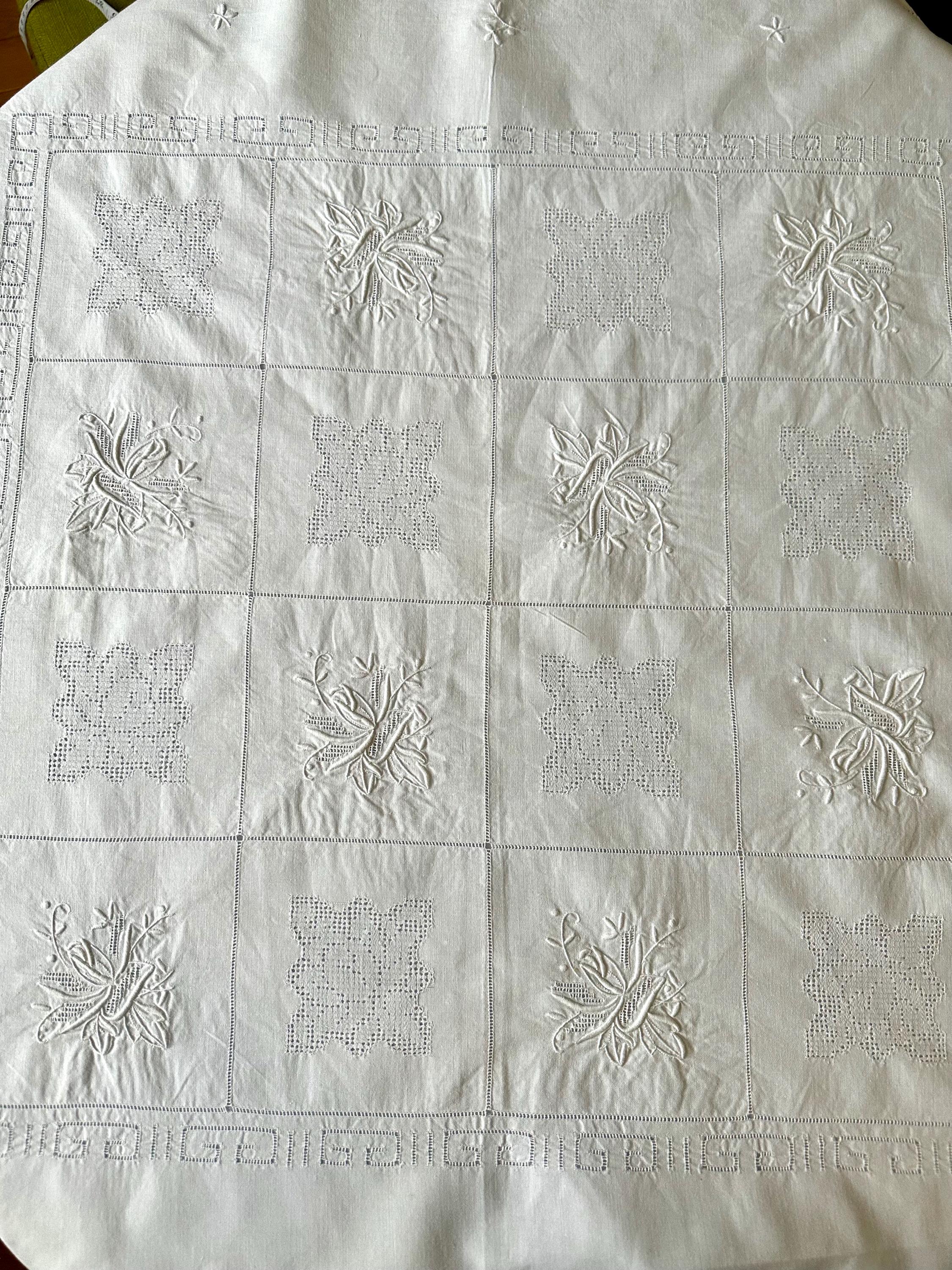 刺繍入り白いテーブルクロス　ハンドメイド　ビンテージ ヴィンテージ刺繍入りホワイトコットンティーテーブルクロス 82 cm x