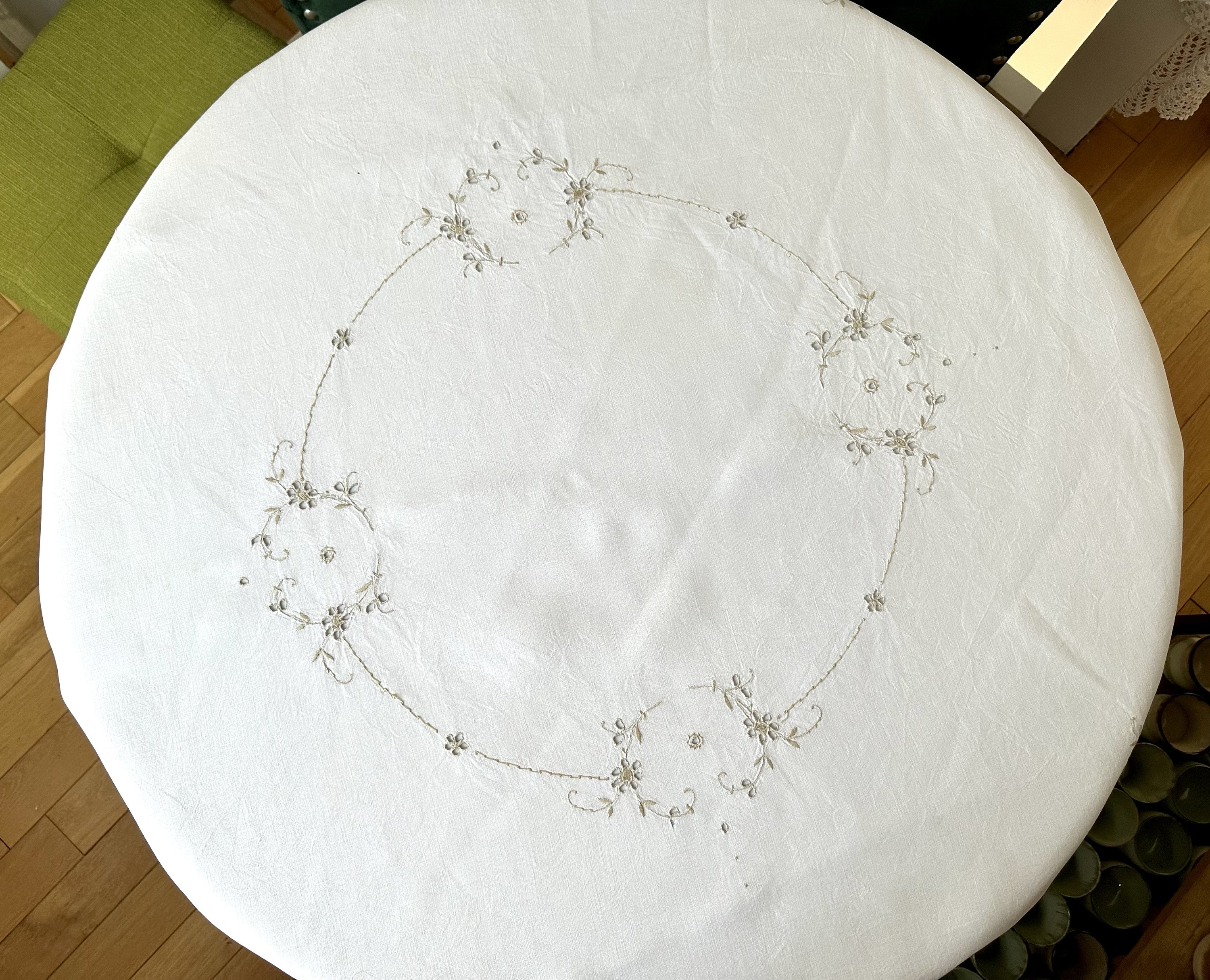 刺繍入り白いテーブルクロス　ハンドメイド　ビンテージ 麻刺繍テーブルクロス | iichi 日々の暮らしを心地よくする