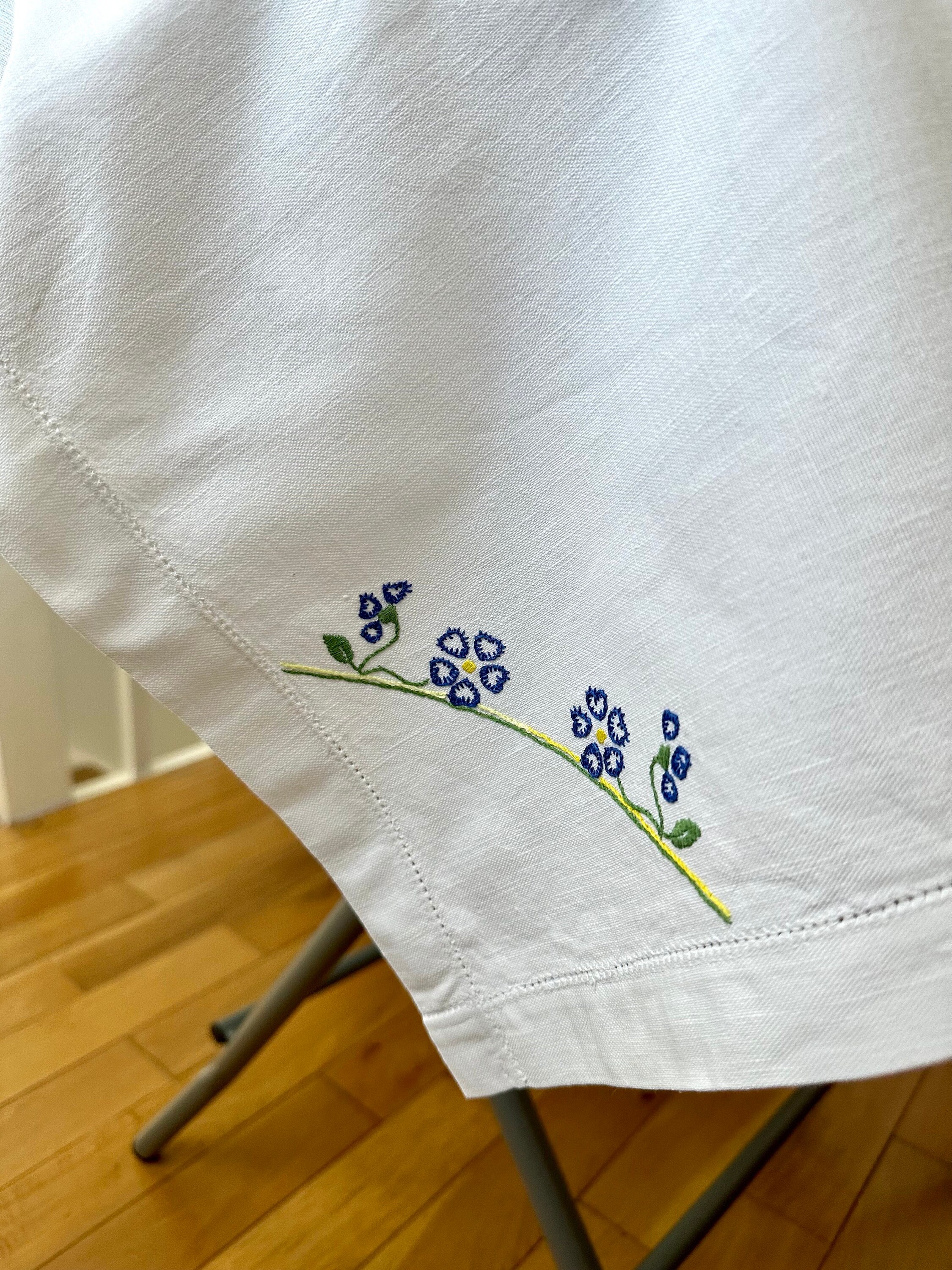 刺繍入りホワイトテーブルロングクロスビンテージハンドメイド ビンテージの白い長方形、刺繍入りのテーブルクロス。 - Etsy 日本