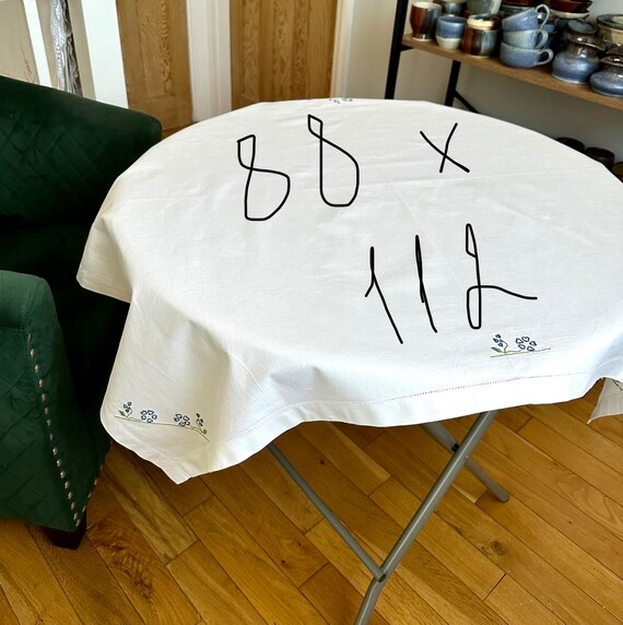 刺繍入りホワイトテーブルロングクロスビンテージハンドメイド ビンテージの白い長方形、刺繍入りのテーブルクロス。 - Etsy 日本