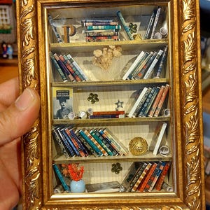 Handgemaakte miniatuur boekenhoekdiorama: rustiek klein bibliotheekdecor