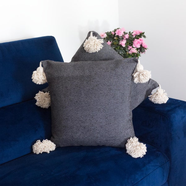 Housse de coussin à Pompons Gris Foncé