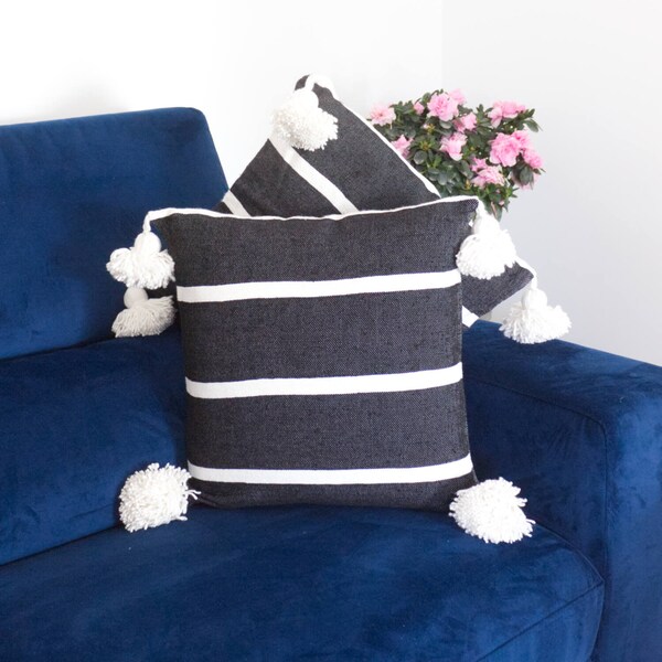 Housse de coussin Noire à Pompons et rayures Blanches