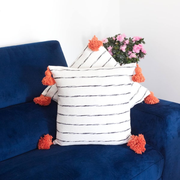 Housse de coussin Blanche rayéé avec Pompons Oranges