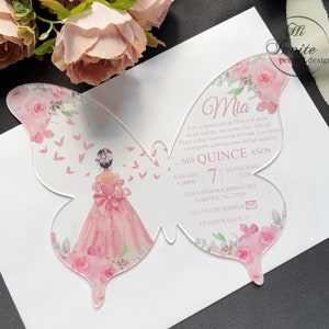 Uitnodiging voor quinceañera roze bloemenvlinder, lichtroze zoete 15 acrylvlinders, kaart Mis Quince Anos {gratis voorbeeld beschikbaar}