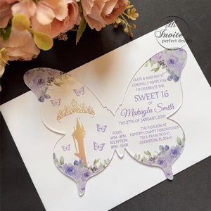 Convite acrílico Tangled Tower And Butterflies Sweet 16, convite Quinceañera em acrílico com borboleta floral lavanda {visualização gratuita disponível}