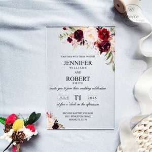 Lindo convites acrílicos de casamento froral em aquarela borgonha, convites de casamento em acrílico rosa personalizados {visualização gratuita disponível}