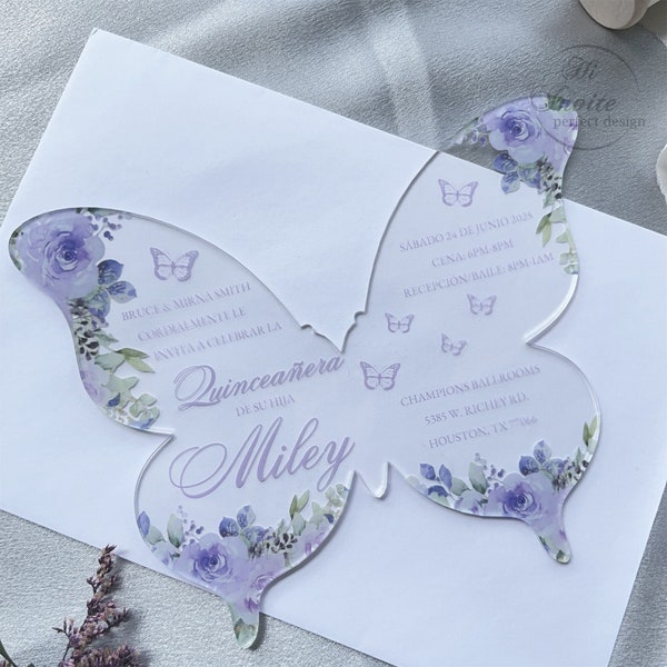 Lavendel Blumen Schmetterling Acryl Quinceaňa Spanische Einladung, Personalisieren Sie Ihr Modernes Violett Sweet 15 Acryl {Kostenlose Vorschau verfügbar}